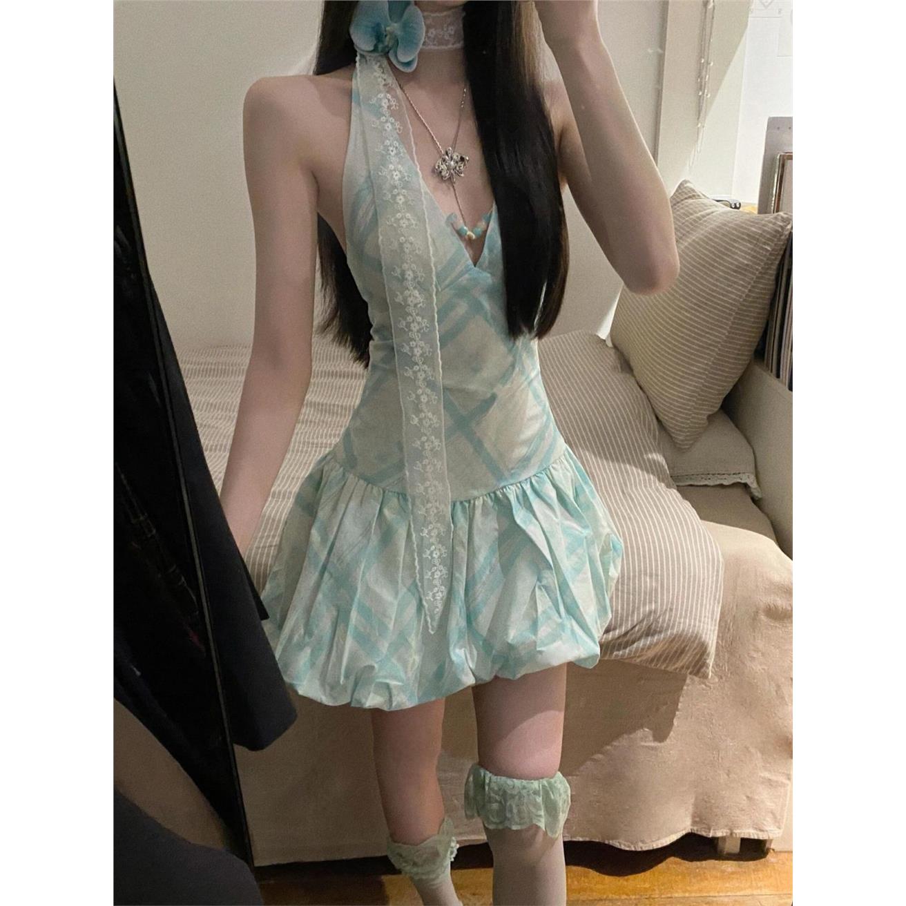 法式V领绿色格纹挂脖连衣