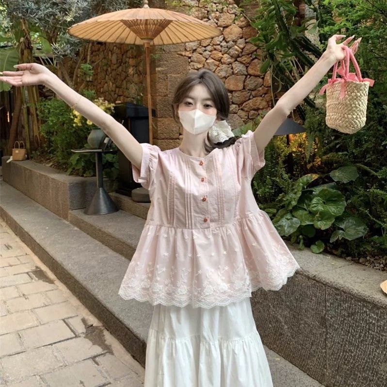 蕾丝边拼接花朵扣子短袖