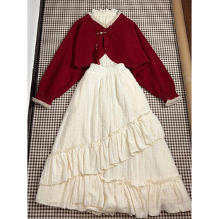 复古情书 气质红色短款毛衣+杏色打底衫+不规则半裙设计感三件套