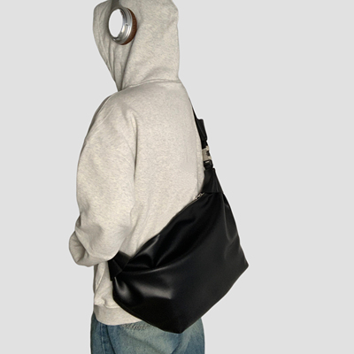 GuessWhat韩系简约软皮男包饺子包2025新款男斜挎包纯色通勤大包