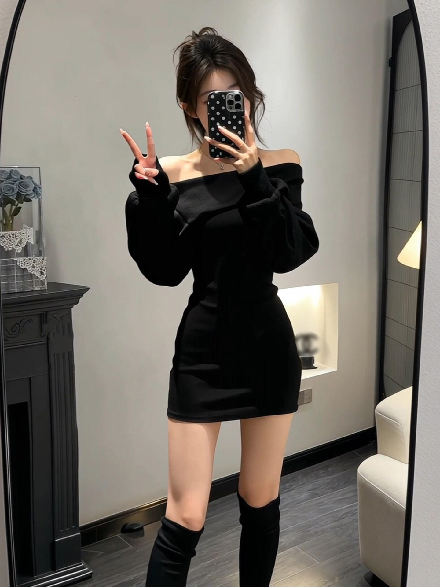 秋冬季配大衣内搭打底黑色一字肩包臀连衣裙子女2025新款御姐穿搭