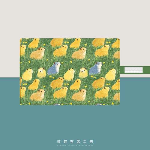 草地上的卡皮巴拉笔帘