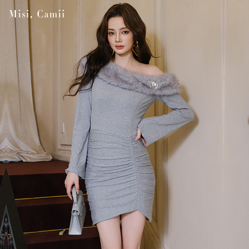 Misi.Camii斜肩毛领烫银连衣裙