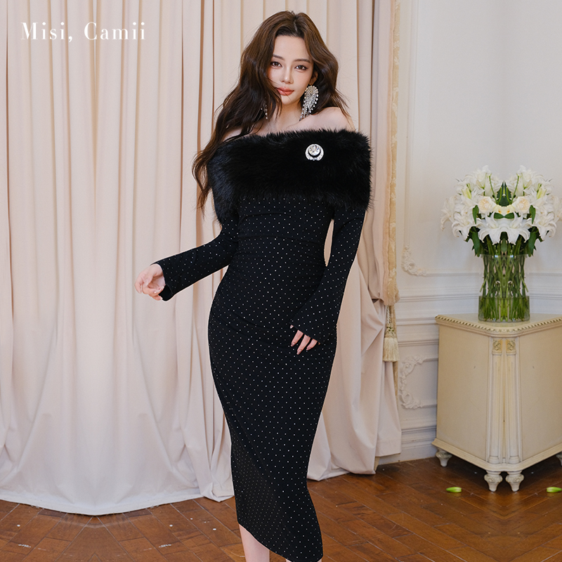 Misi.Camii一字肩毛领烫银连衣裙