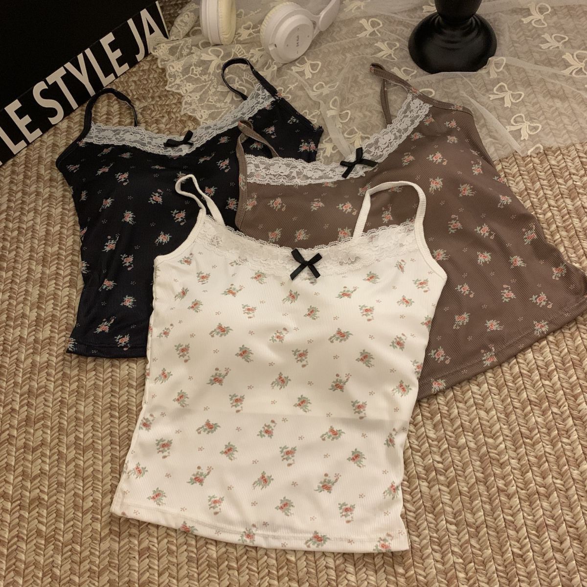 纯欲蕾丝碎花吊带背心带胸垫