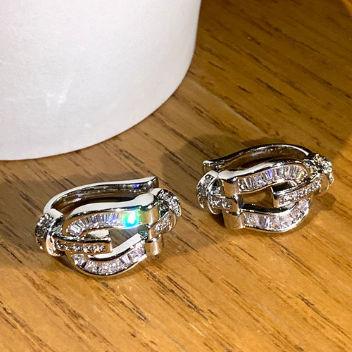 SHOWDIGU精致镶钻马蹄扣耳夹