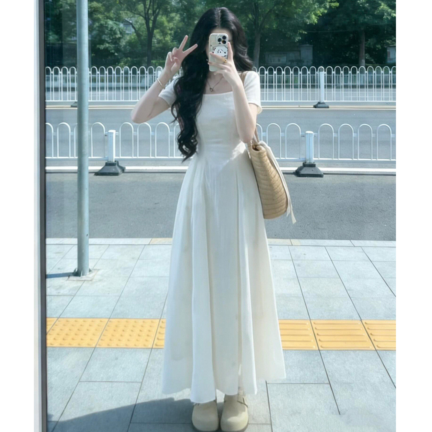 法式高级感白色连衣裙子女夏季2026新款早春漂亮海边度假方领长裙