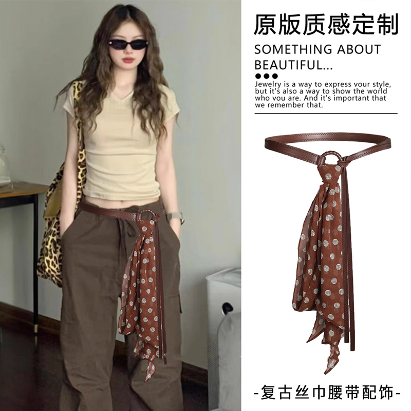 慵懒风咖色波点丝巾圆扣皮带女