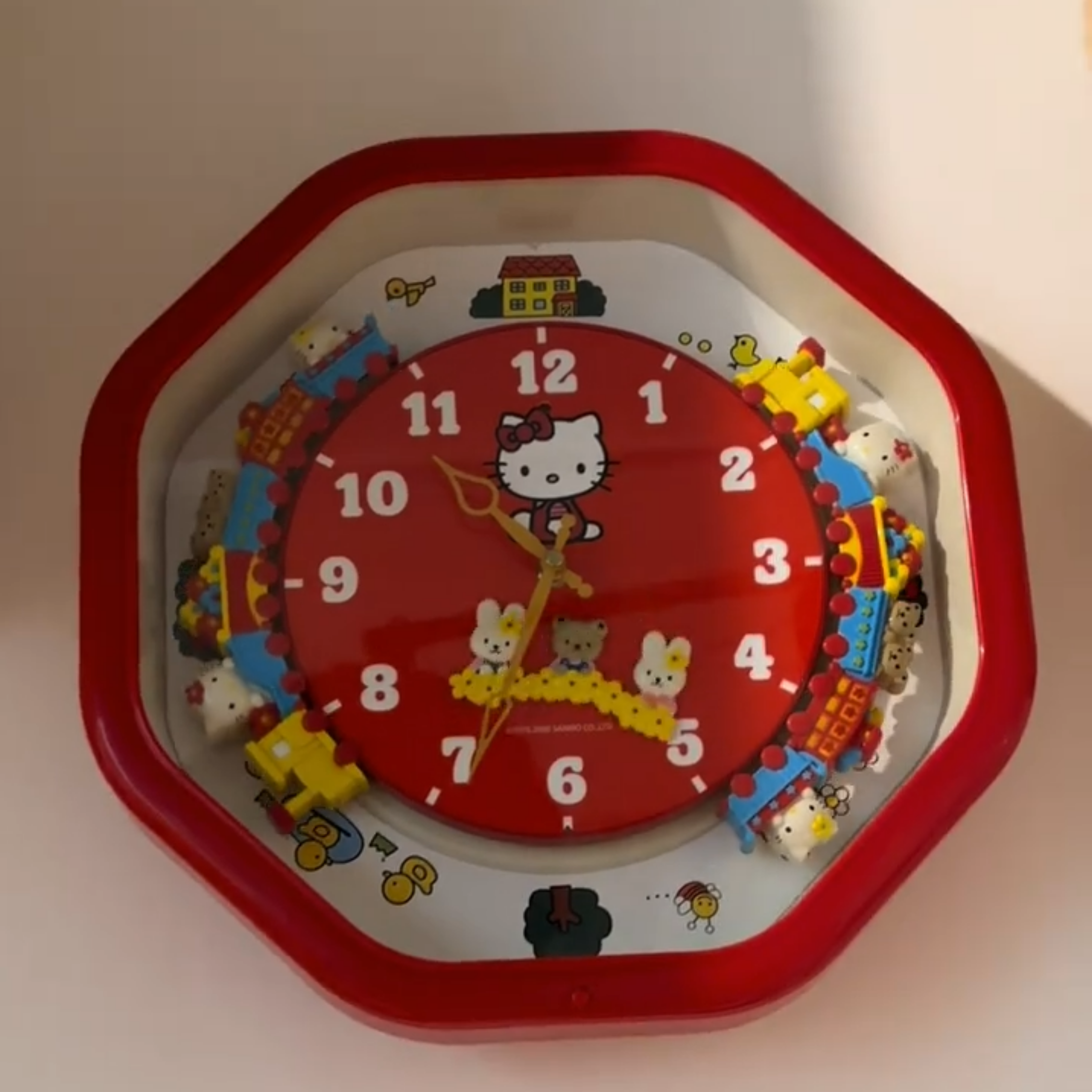 【正版】HelloKitty 可爱八边挂钟火车音乐旋转玩具时钟旋转会跑