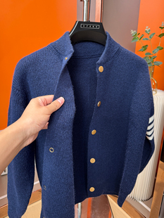 轻奢风男士针织开衫外套深蓝色棒球领金属扣潮流百搭秋季保暖毛衣