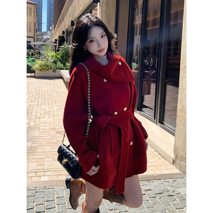 红色喜庆短款毛呢外套女冬季2026新款高级感赫本风加厚斗篷大衣潮
