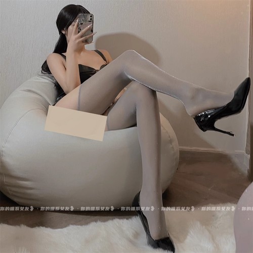 喵：性感银葱星光亮丝吊带一体袜