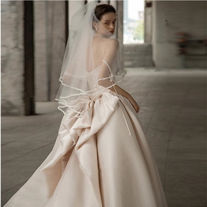 缎面主婚纱2024新款新娘复古吊带出门纱复古简约摄影礼服轻婚纱