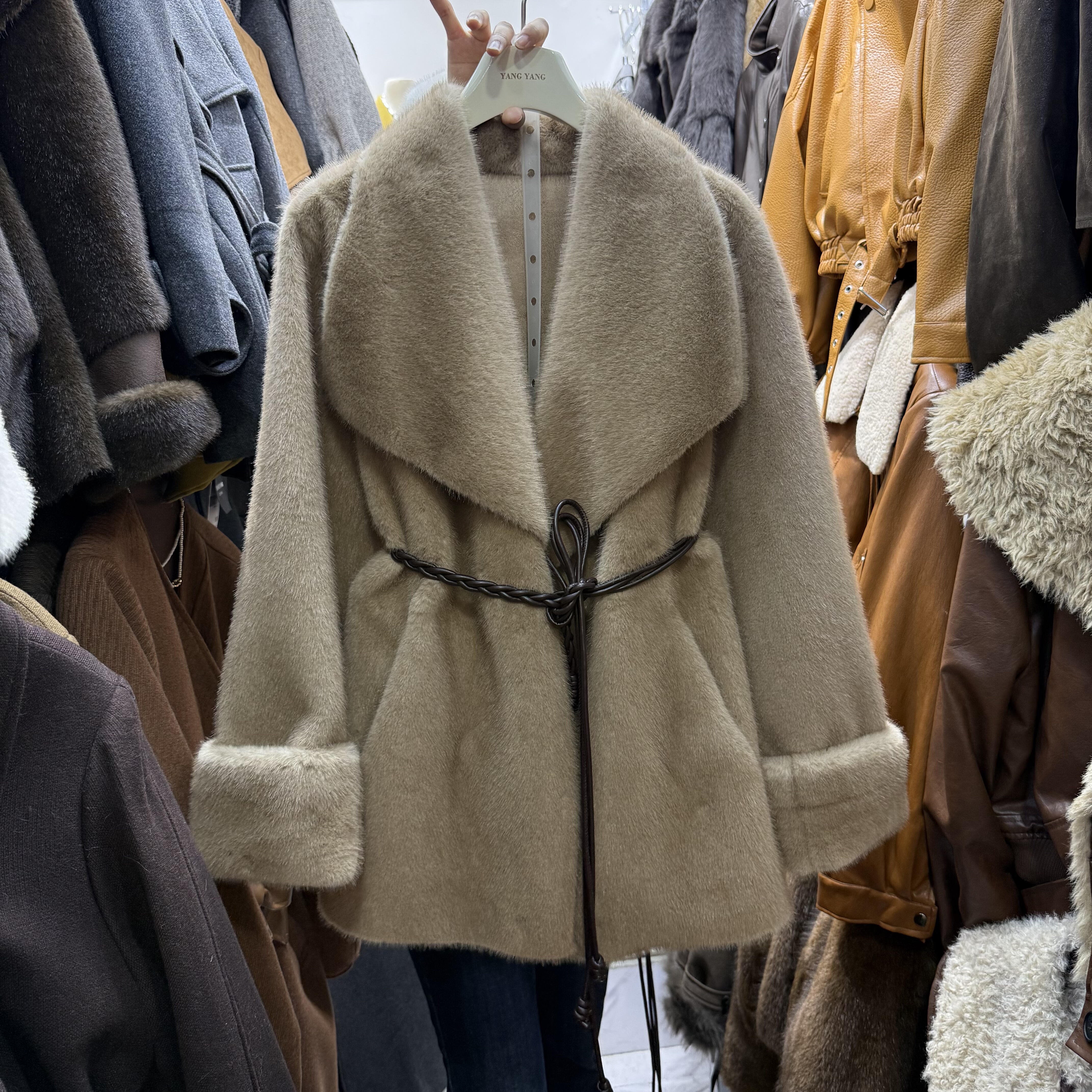 冬新款韩版气质富贵高级感大翻领皮毛一体毛毛外套配腰带女