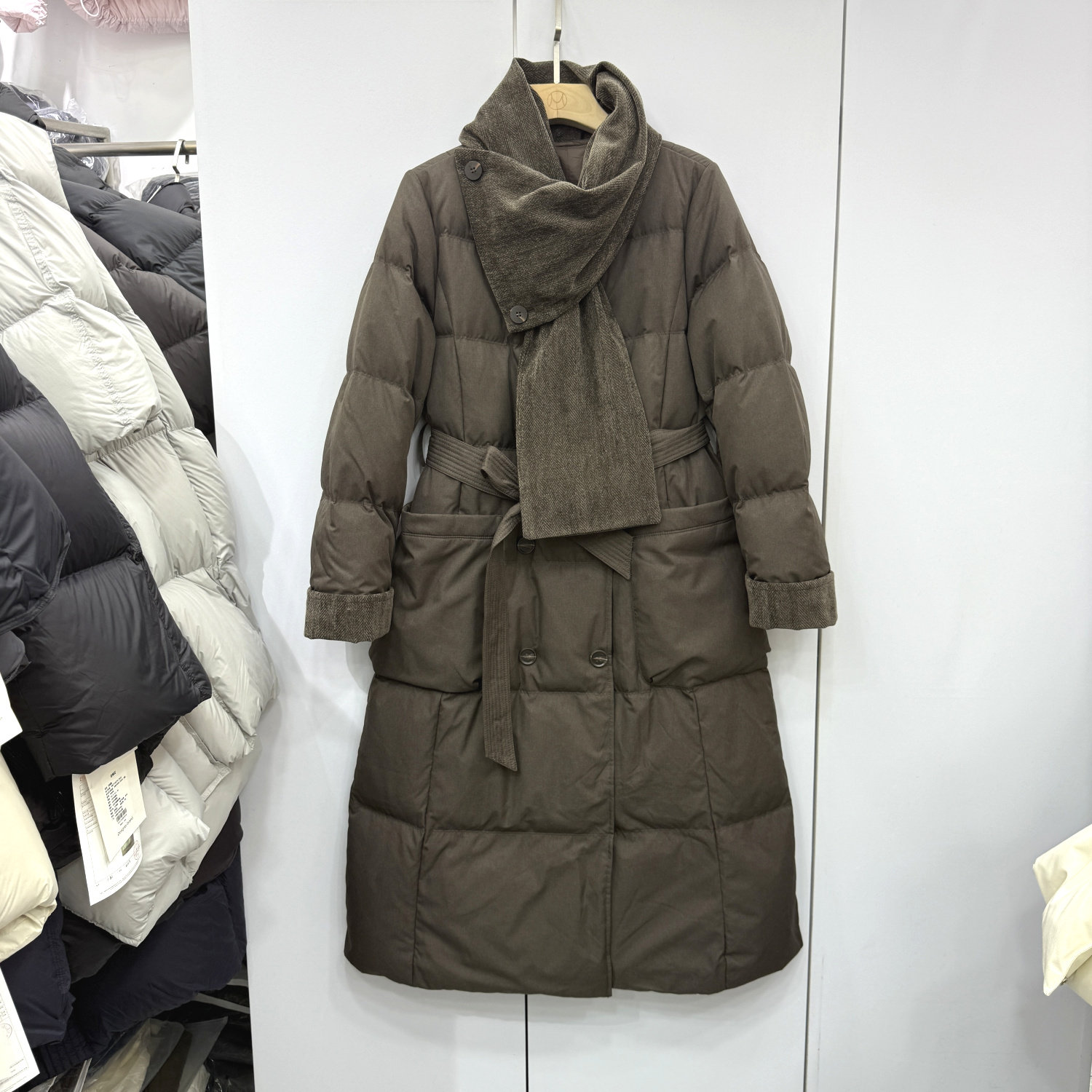 9032欧洲站2025冬配围巾收腰系带修身显瘦过膝保暖长款羽绒服外套