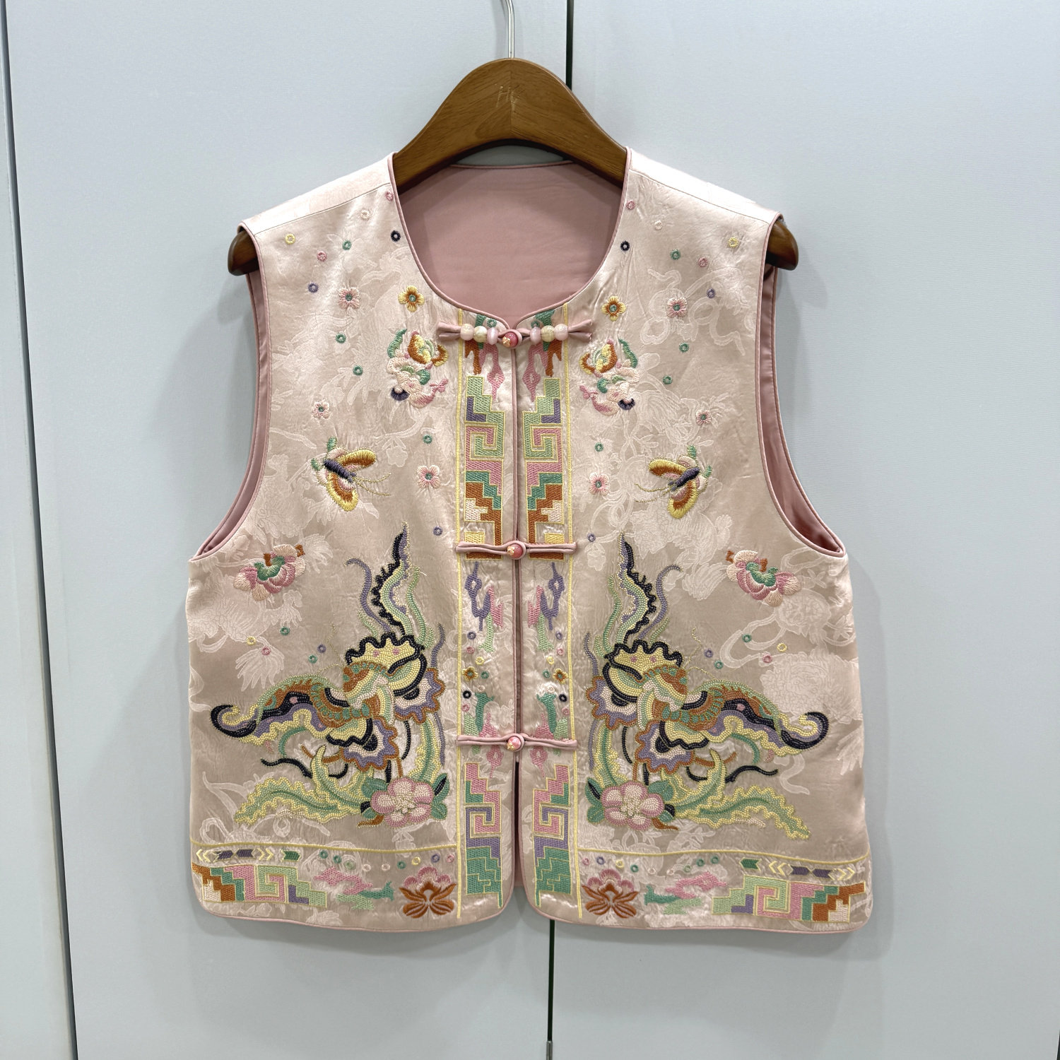 L68881欧洲站2026春款珍珠盘扣重工刺绣国风短款圆领醋酸马甲外套,女装/女士精品,马夹,淘宝优惠券,粉丝福利购,淘宝优惠卷