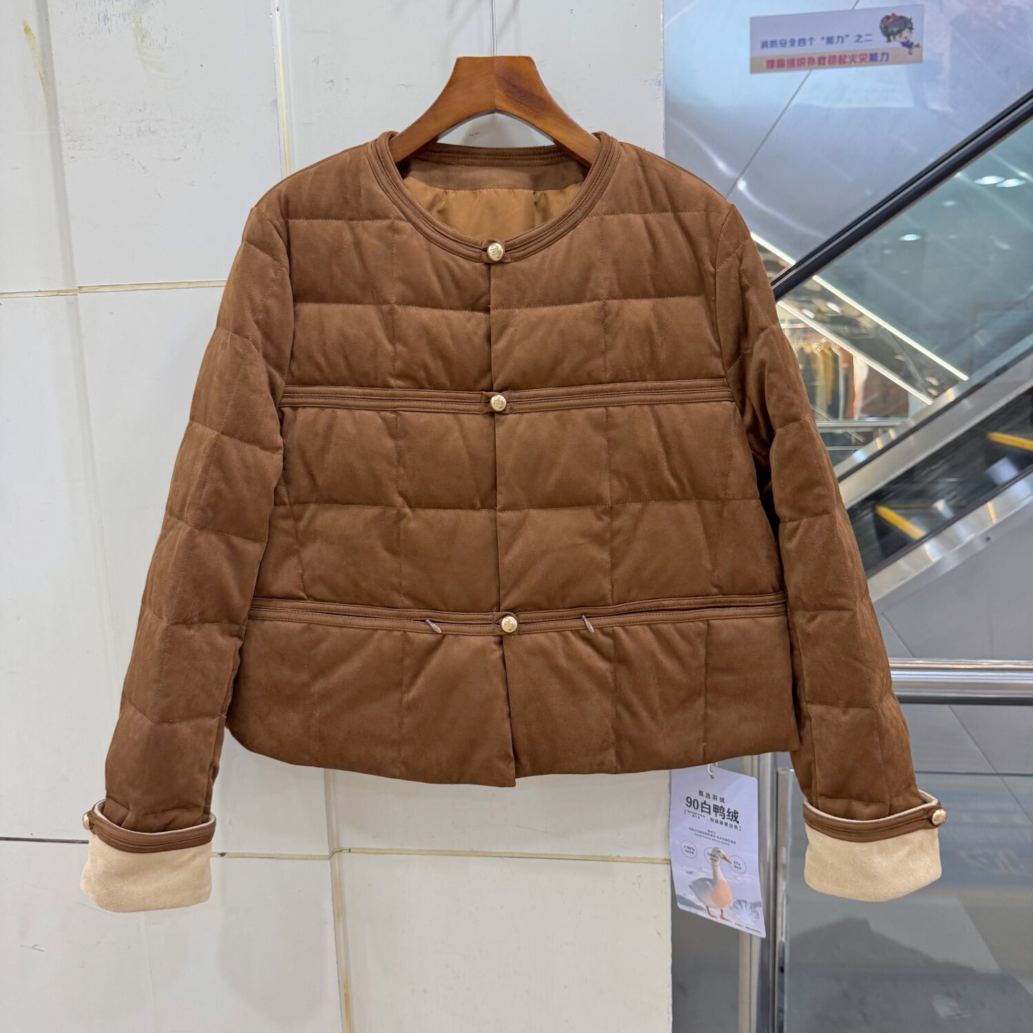 273079 时尚三粒扣圆领休闲减龄百搭小个短装麂皮绒羽绒服欧货冬