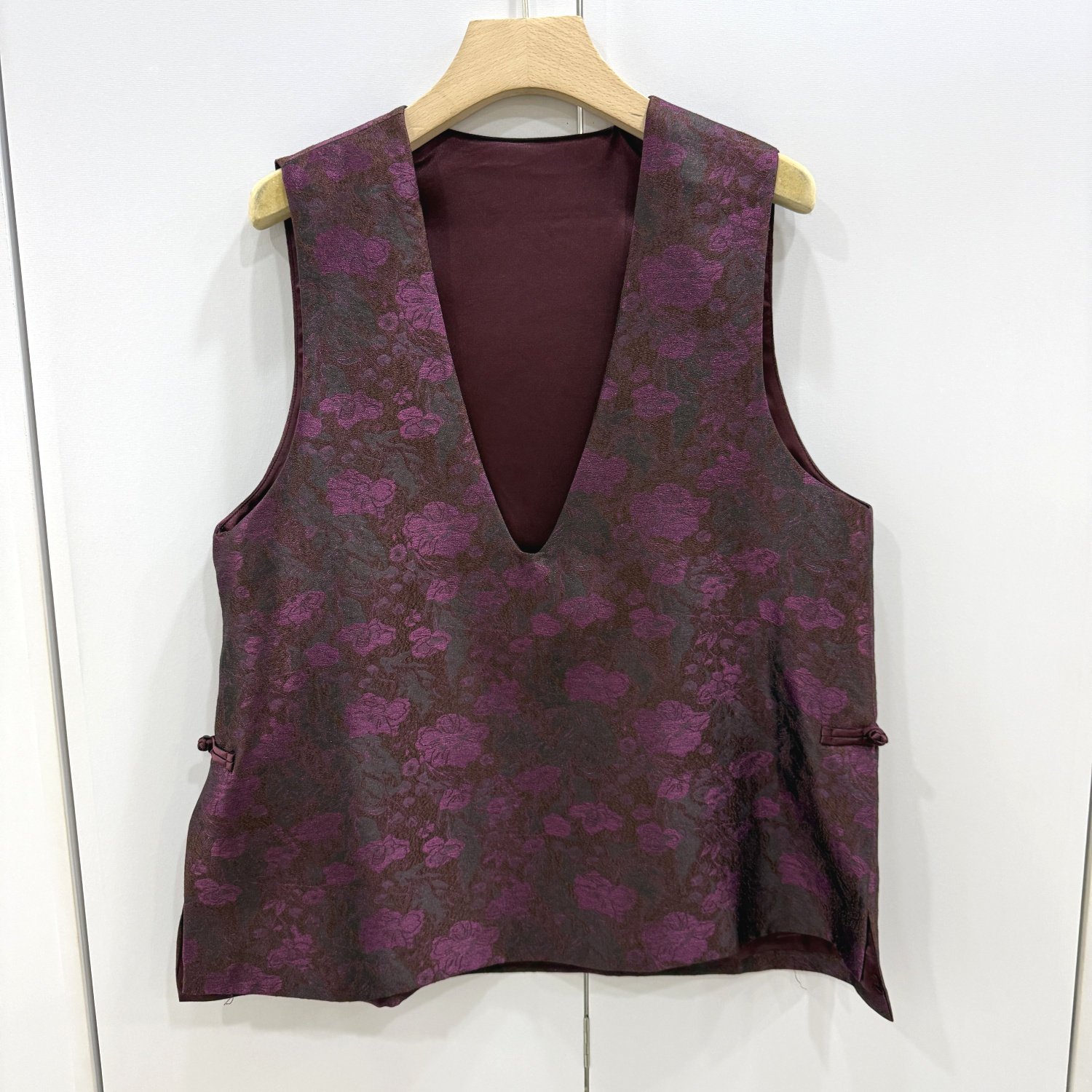 26788欧洲站2026春轻奢深V领醋酸莱赛尔国风两侧盘扣提花马甲罩衫