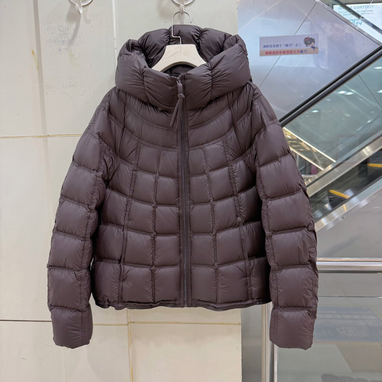 艾尔菲洋26A-D8008 压褶尖连帽休闲格纹泡芙A字减龄羽绒服26冬装