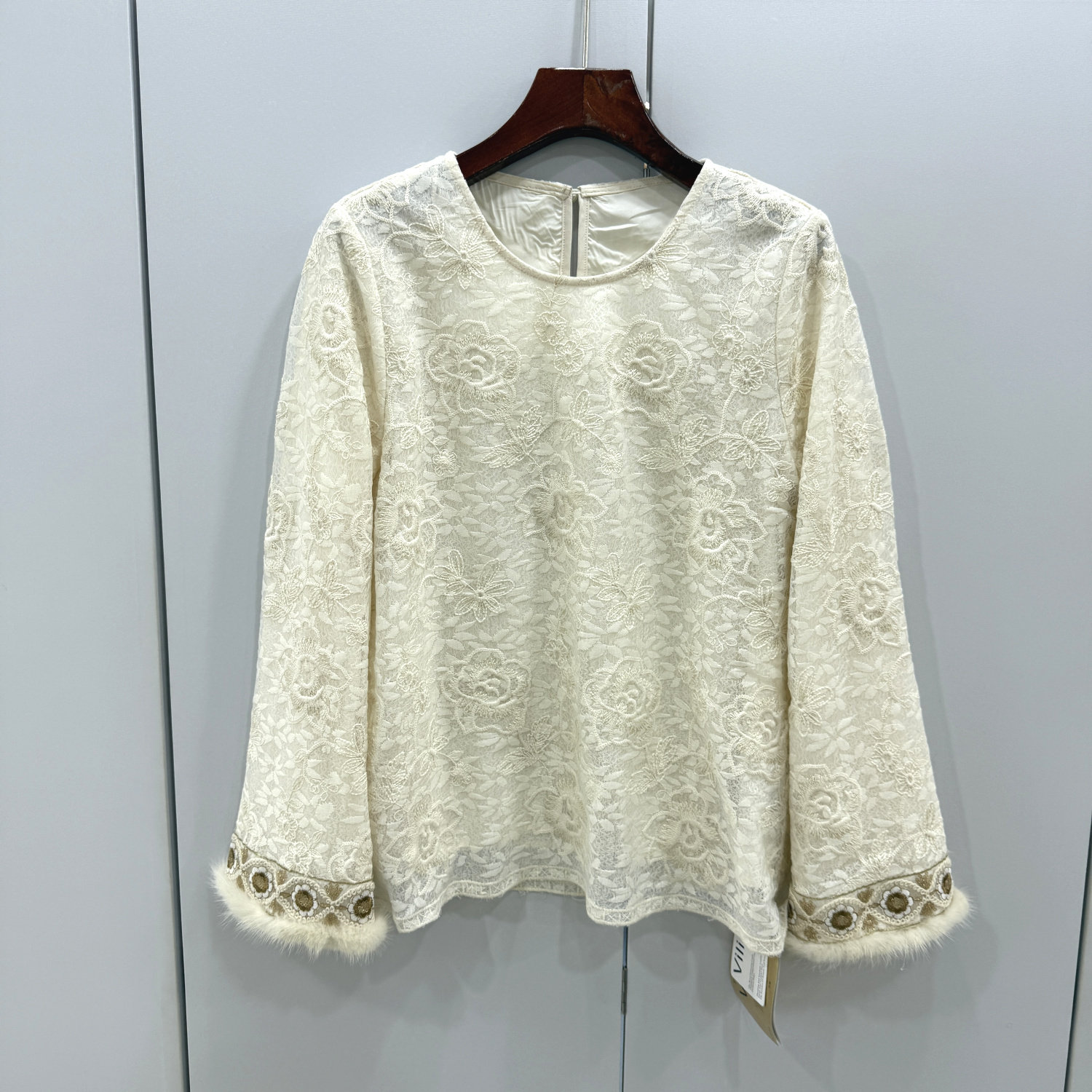 瓦琳汀娜72655欧洲站25秋冬尚蕾丝刺绣花水貂毛袖口国风衬衣小衫
