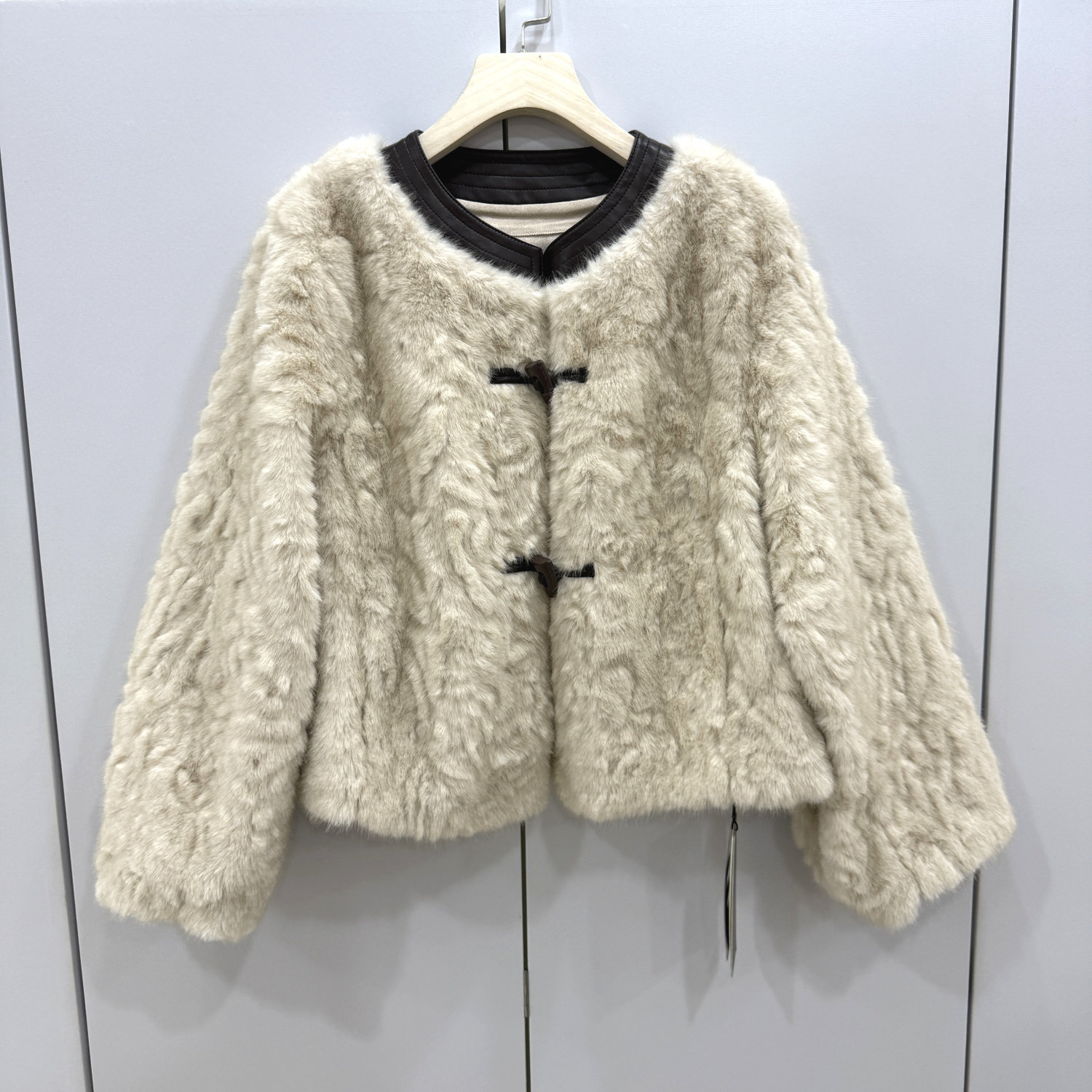 艾尔菲洋25A-C8178欧洲站25冬拼皮圆领牛角扣气质皮毛一体短外套