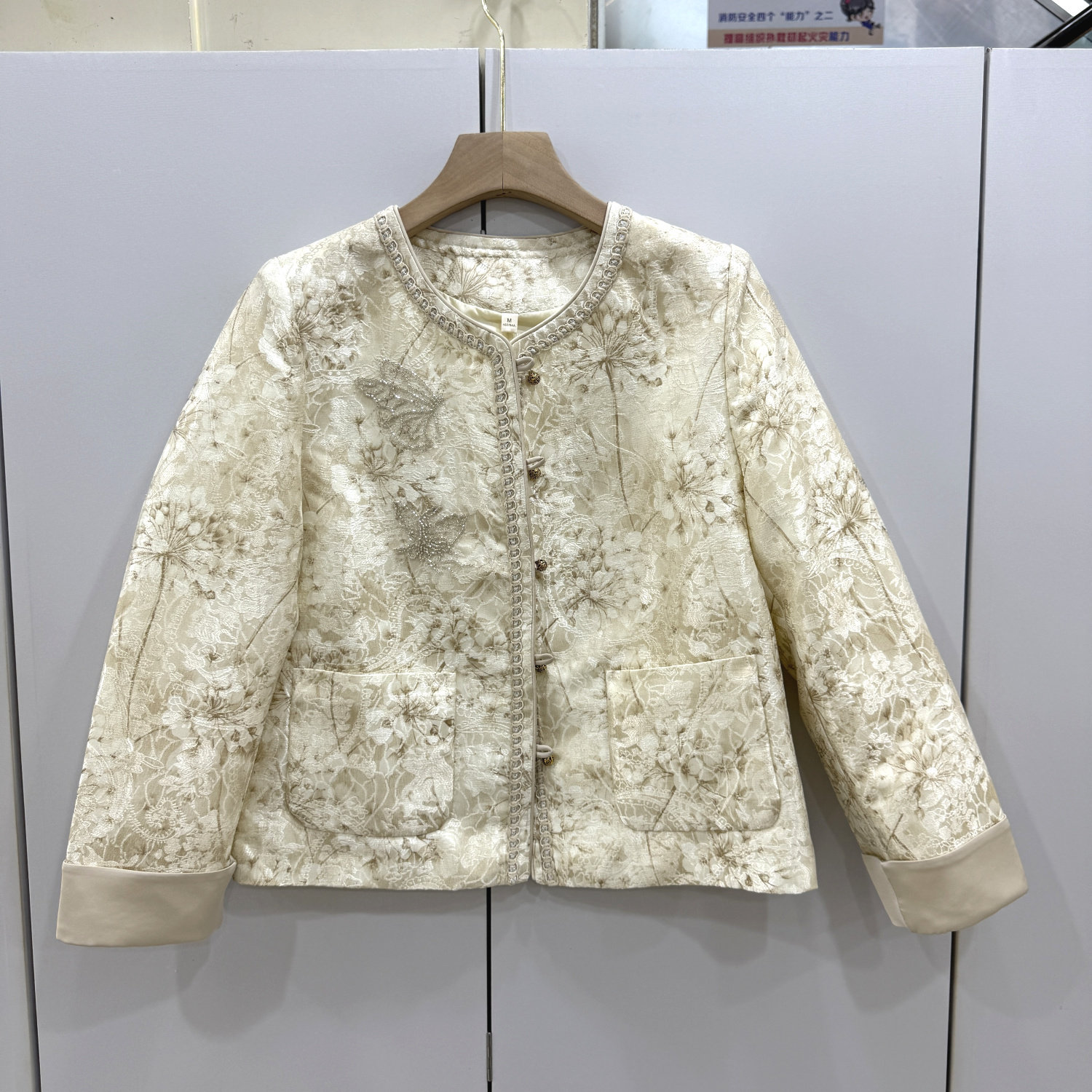 依米莎26A028春时尚百搭串珠蝴蝶花圆领洋气国风钉珠刺绣花短外套