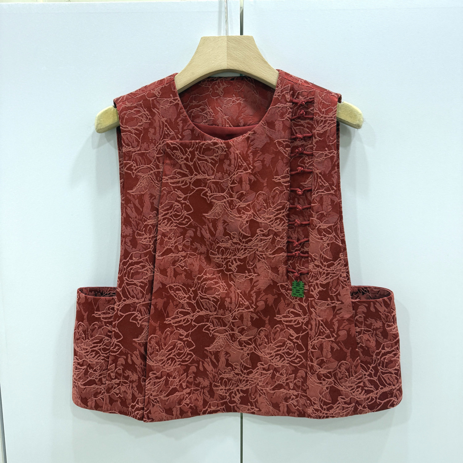 26682欧洲站2026早春时尚斜门禁按扣单肩盘扣提花圆领国风短马甲