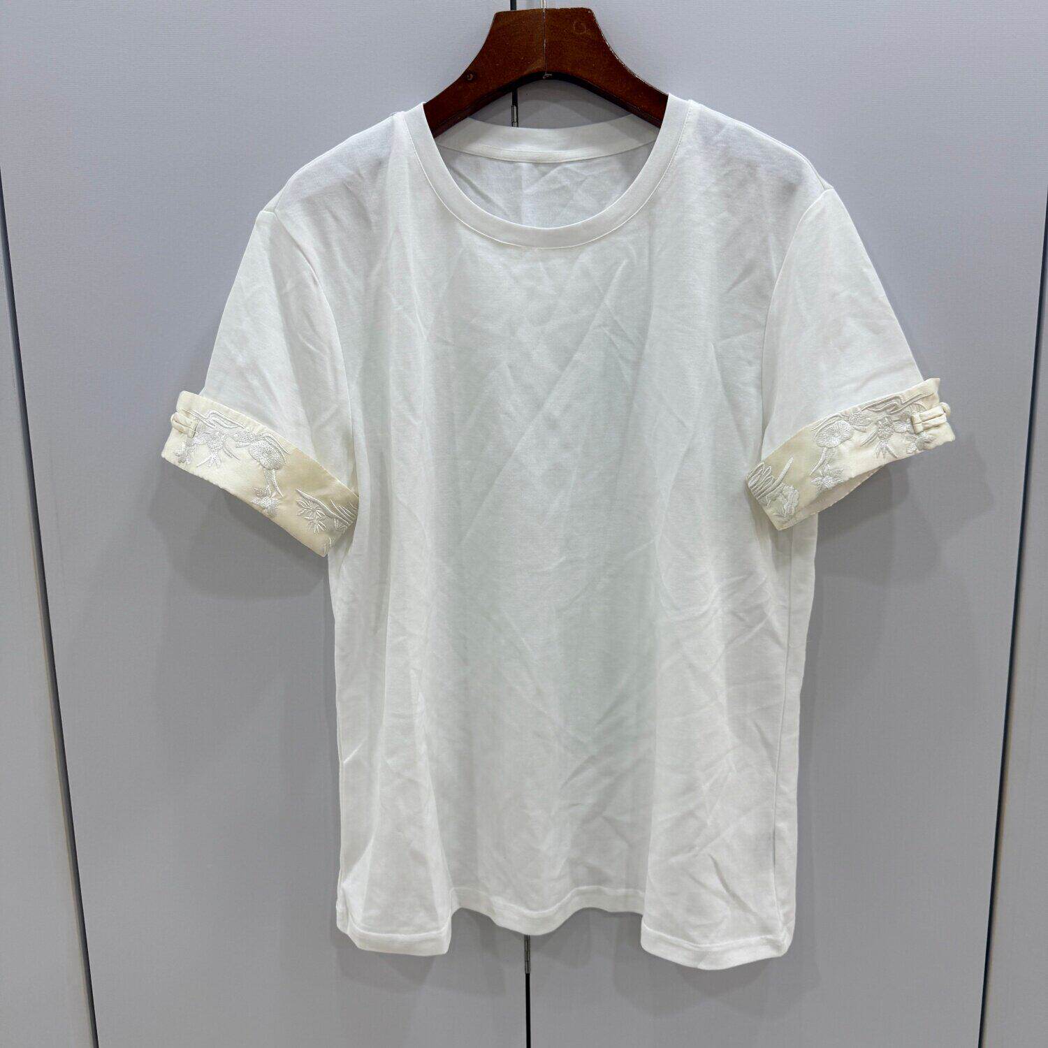 68900欧货2026春夏时尚圆领国风刺绣花盘扣袖口显瘦百搭短袖T恤女