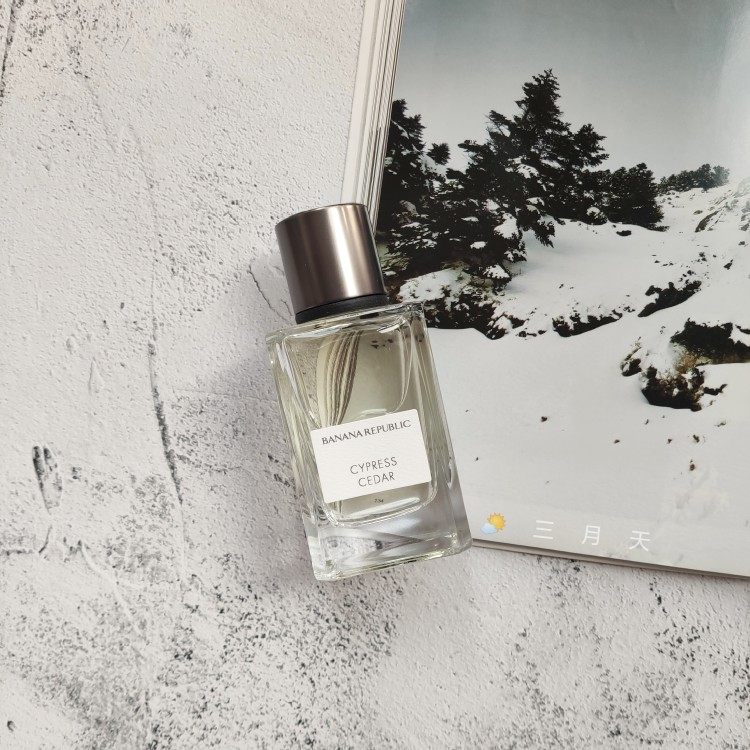 香蕉共和国 丝柏雪松木质橙花油别样青春 试香水