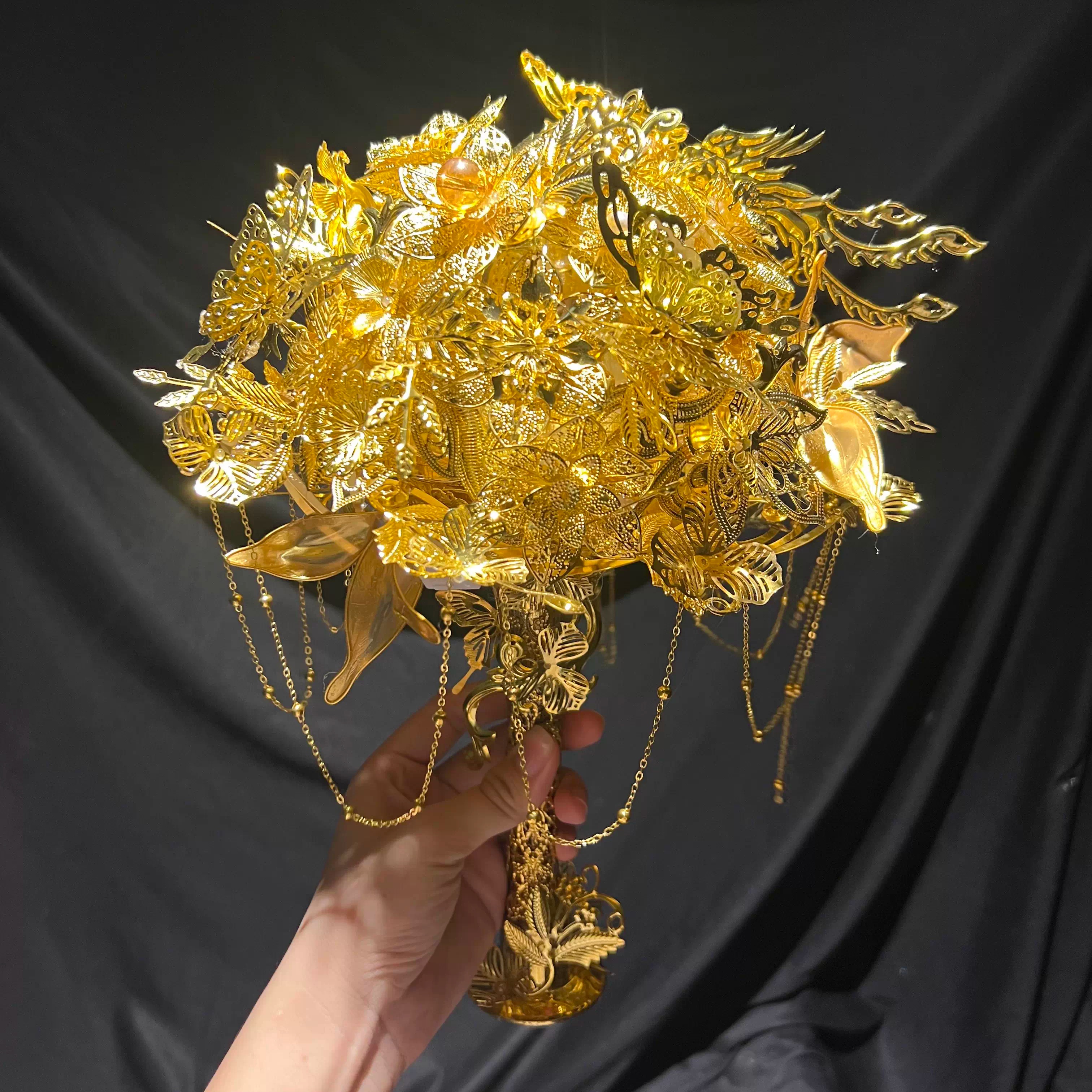 金色手捧花中式婚礼秀禾