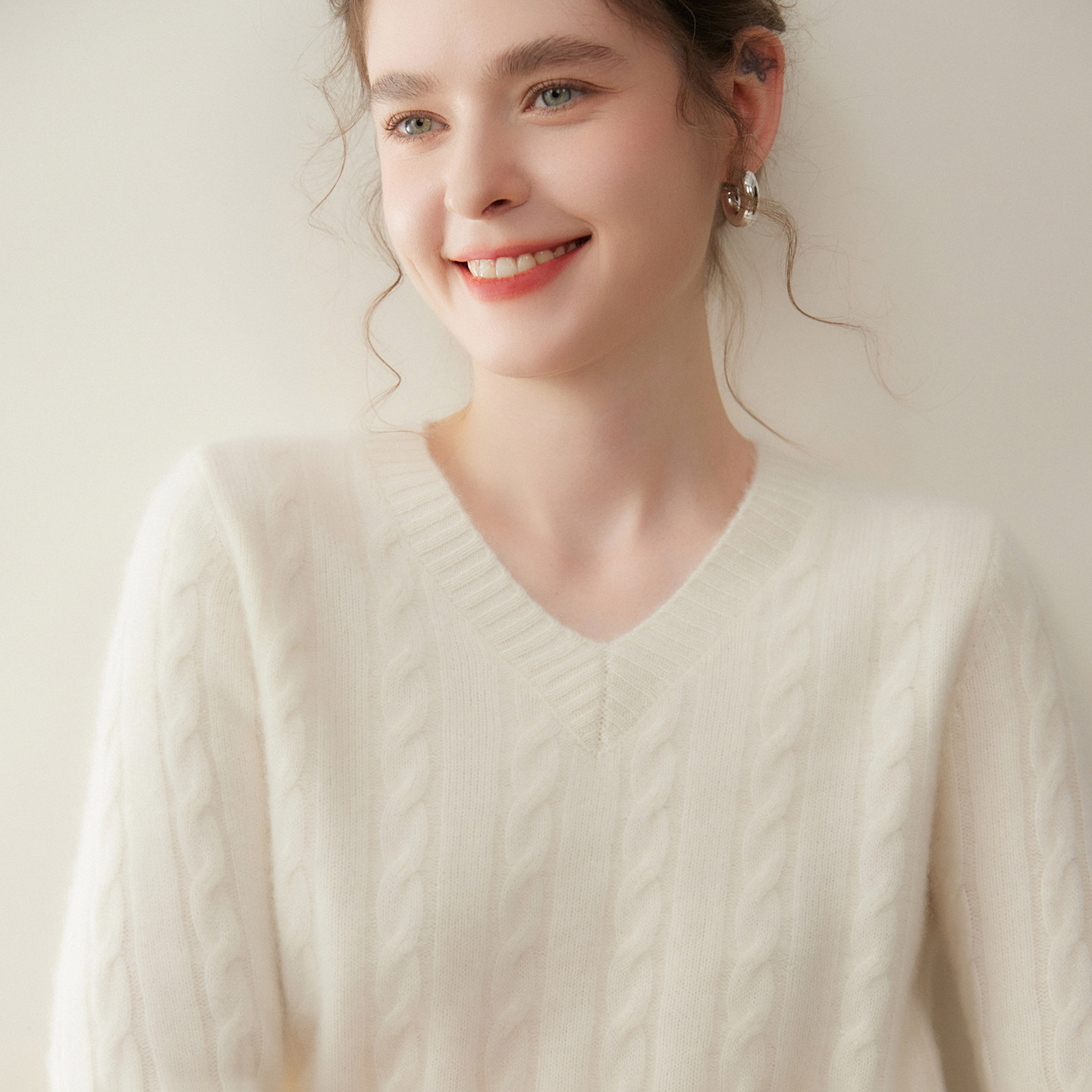 温柔风V领麻花山羊绒针织衫女简约套头时尚百搭加厚保暖打底毛衣