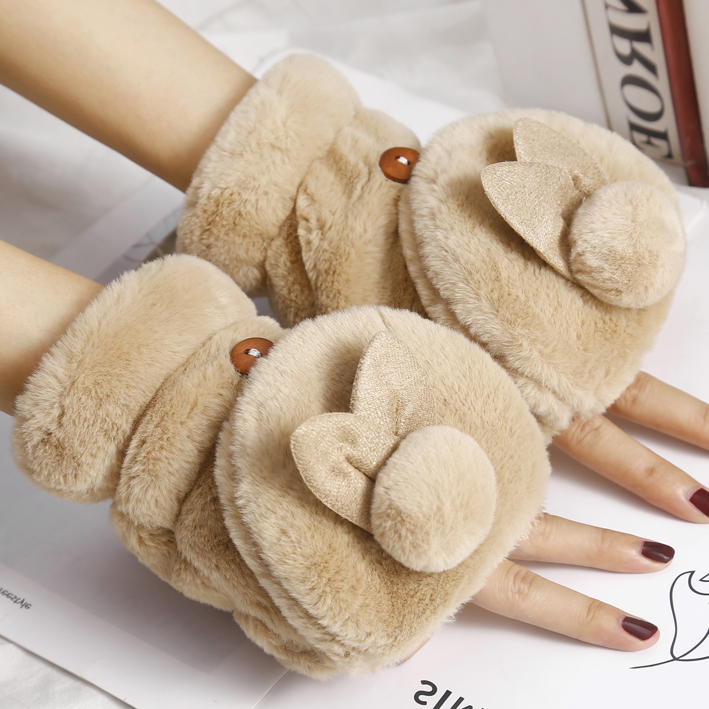 冬季保暖亲肤可爱卡通毛球露指女户外学生玩雪防冻棉翻盖半指手套