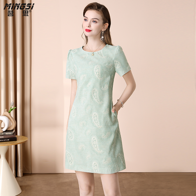 设计感刺绣小个子减龄连衣裙女