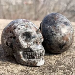 水晶雕刻火焰石头骨雕像收藏工艺品摆件万圣节恐怖道具骷髅头