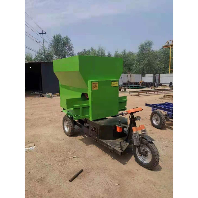 。大型全自动电动柴油牛羊撒料车饲料畜牧养殖设备投料机三轮投料