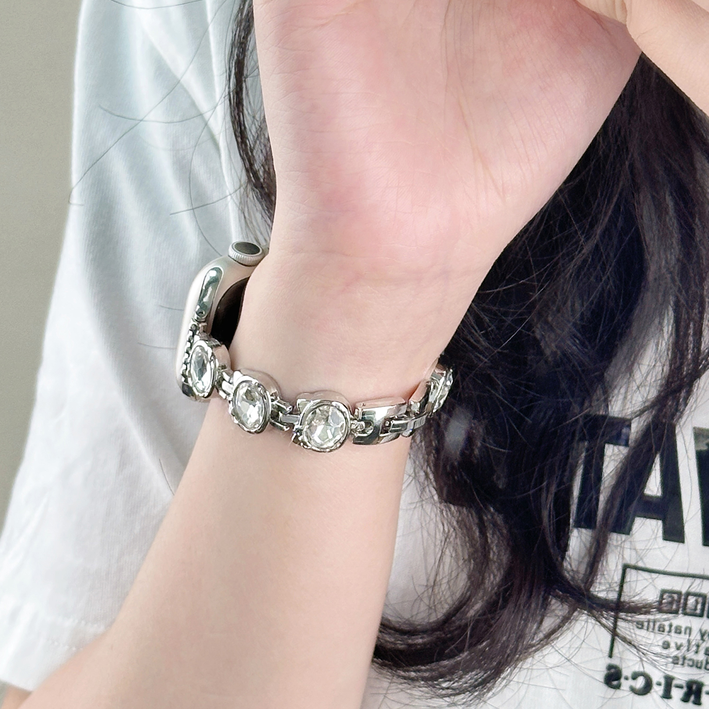 适用applewatch10皓石kitty猫镶钻金属表带iWatch9/8/7/6/se可爱粉钻手链苹果手表s10高级感小众表带女生夏天
