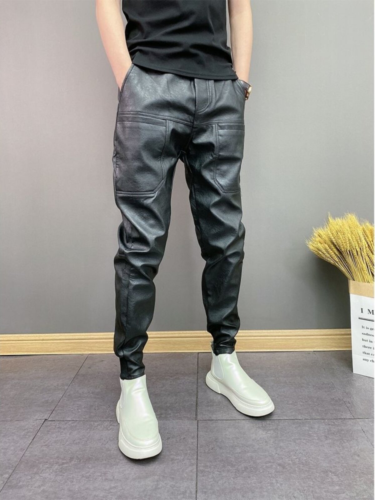 가을 겨울 남성 트렌디 한 벨벳 두꺼운 PU 가죽 바지 방풍 및 방수 6 포켓 솔리드 컬러 잘 생긴 캐주얼 바지