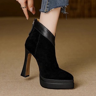 2026年秋冬季新款尖头舒适细跟高跟靴子防水台后拉链黑色时装靴女