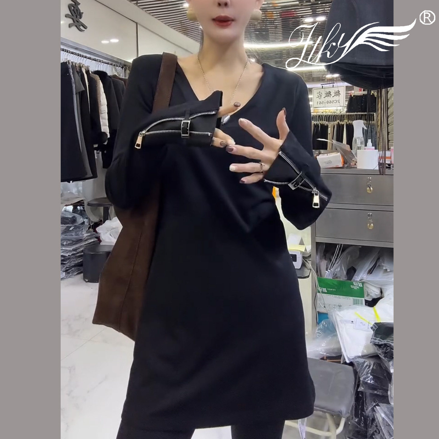 黑色长袖V领拉链装饰T恤