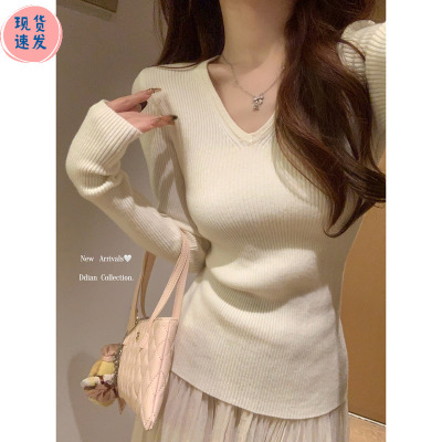 别致修身v领打底衫女早秋