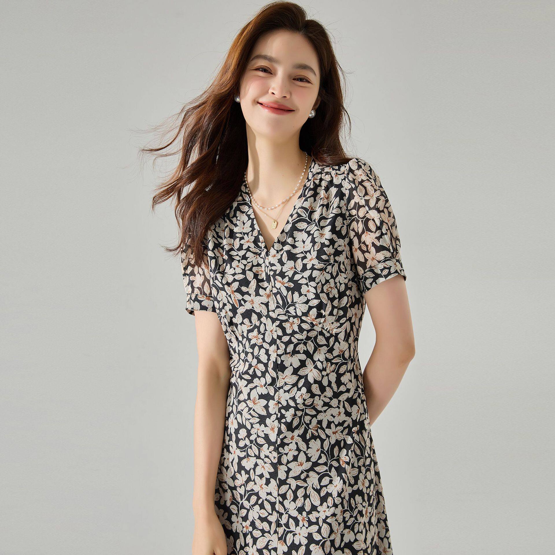 26春优雅通勤黑白碎花茶歇裙法式V领泡泡袖收腰显瘦中长连衣裙女