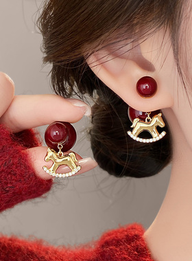 新年红色小马闪钻耳钉女高级感复古圆珠耳环2026秋冬马年耳坠耳饰