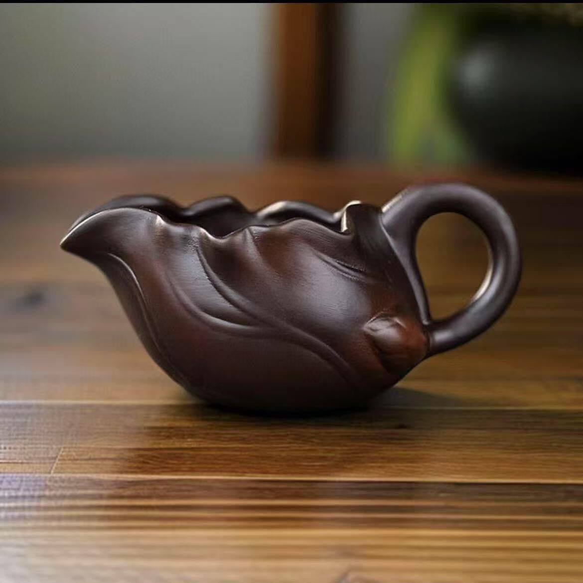 ぃ紫陶手工带把手荷叶公道杯分茶器不烫手茶海
