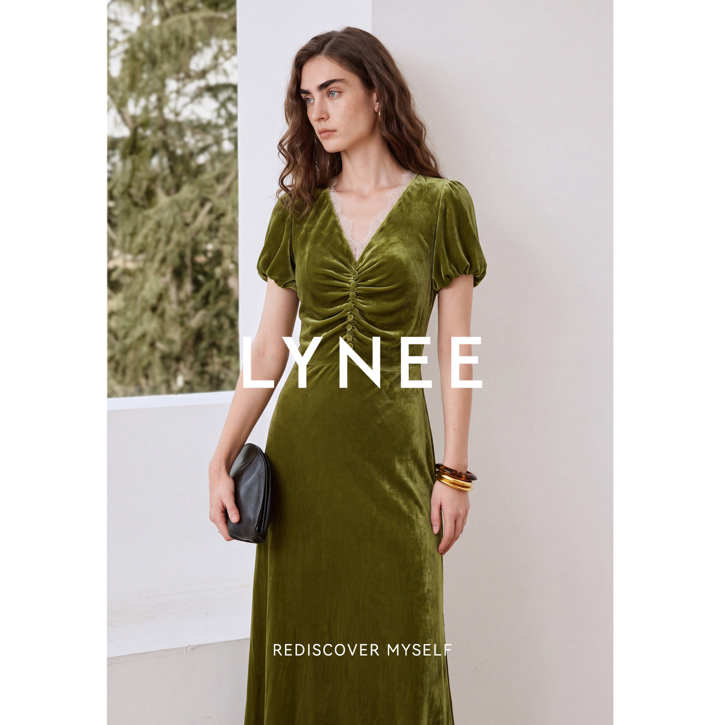 LYNEE【塞纳巡礼】绿色蕾丝拼接真丝丝绒连衣裙女夏季V领小黑裙