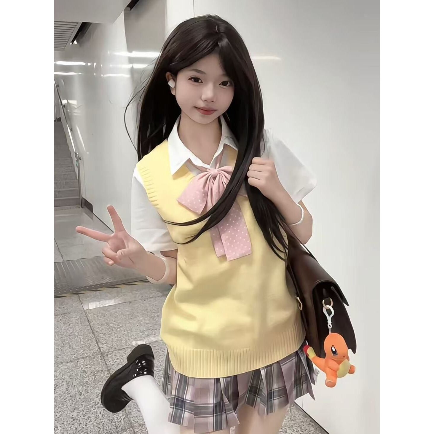 原创学院风百搭新款日系穿搭V领背心针织衫马甲白桃香JK制服套装