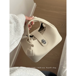 软软的包 显贵锁扣水桶包！小众百搭手提斜挎包包女通勤子母包