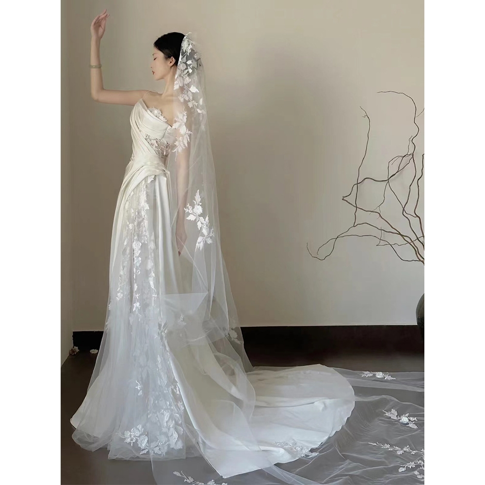 日本品质轻婚纱2025新款缎面蕾丝出门纱性感抹胸鱼尾婚纱礼服外景