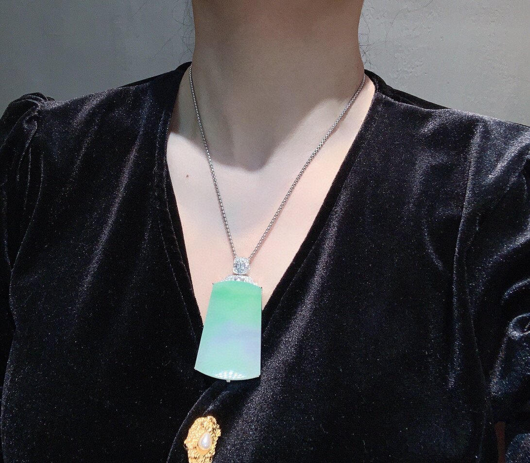 18K金镶嵌天然缅甸a货糯冰种春带彩大件翡翠无事方牌吊坠男女可戴