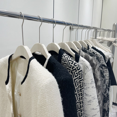 韩版衣架服装店专用女装奶白色实木衣撑家用无痕植绒防滑圆棒裤架