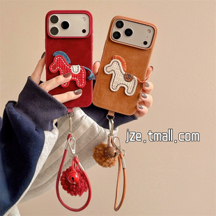 jze 2026新年红棕绒布刺绣小马适用苹果17ProMax手机壳iphone15新款16pro女款13手拎绳15pro创意14防摔保护套